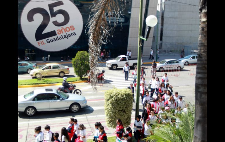 Hoy niños de varias escuelas llegaron desde temprana hora a la FIL.  /