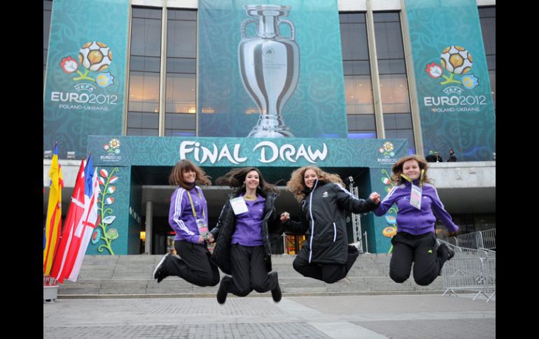 El Palacio de las Artes en Kiev, Ucrania estpa listo para que se lleve a cabo el sorteo de la Euro 2012. AFP  /