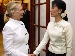 Hillary Clinton y Aung San Suu Kyi se saludan en una cena privada ofrecida en la residencia del jefe diplomático estadounidense. AP  /