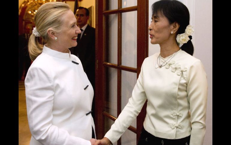 Hillary Clinton y Aung San Suu Kyi se saludan en una cena privada ofrecida en la residencia del jefe diplomático estadounidense. AP  /