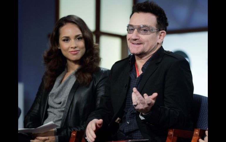 El vocalista de U2, Bono y de la cantante Alicia Keys. AFP  /