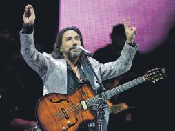 Marco Antonio Solís ''El Buki'' bailó y recorrió el escenario con soltura, ayer por la noche en el Auditorio Telmex. ESPECIAL  /