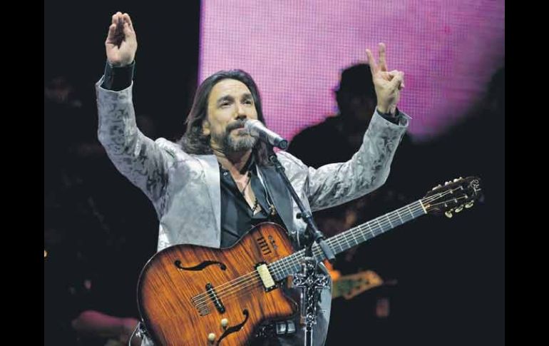 Marco Antonio Solís ''El Buki'' bailó y recorrió el escenario con soltura, ayer por la noche en el Auditorio Telmex. ESPECIAL  /