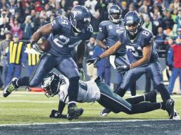 Marshawn Lynch (con el balón) tuvo una gran actuación en la victoria de Seattle. REUTERS  /