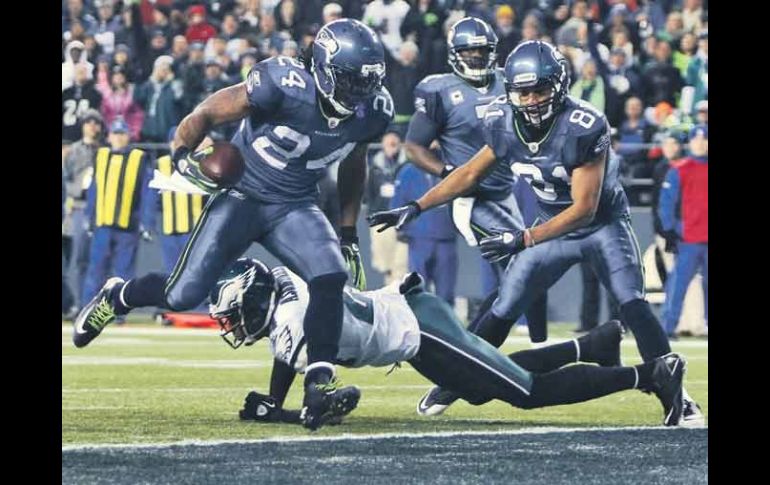 Marshawn Lynch (con el balón) tuvo una gran actuación en la victoria de Seattle. REUTERS  /