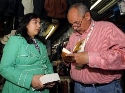 Ayer, el Mercado San Juan de Dios fue el lugar ideal para la firma de un libro. En la imagen, el turno fue de Benito Taibo. EFE  /