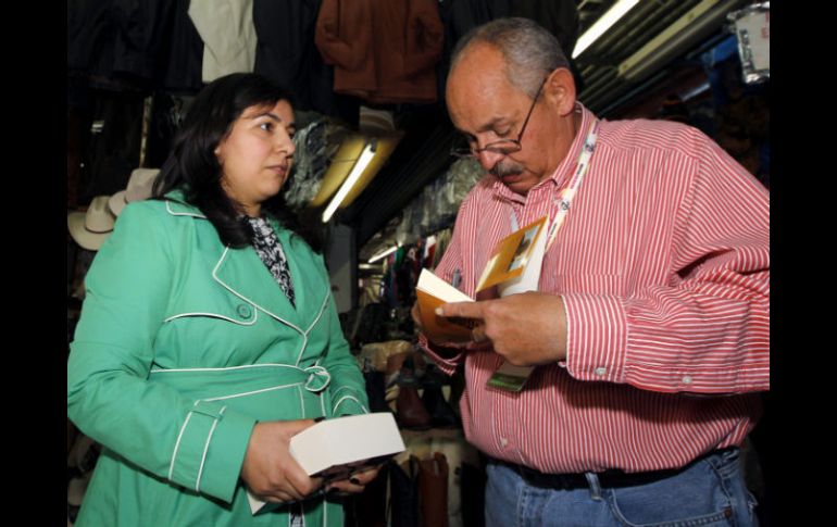 Ayer, el Mercado San Juan de Dios fue el lugar ideal para la firma de un libro. En la imagen, el turno fue de Benito Taibo. EFE  /