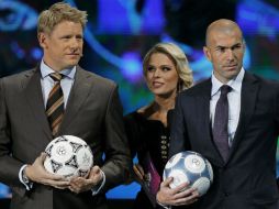 Olga Freimut (c) junto a Peter Schmeichel (i) y Zinedine Zidane (d) durante la celebración del sorteo de la Eurocopa. EFE  /