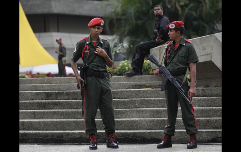 Unos 10 mil militares y policías se desplegaron hoy en Caracas. AFP  /