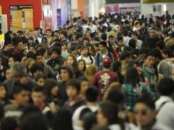 Los pasillos del recinto ferial se percibían completamente saturados desde antes del mediodía.  /