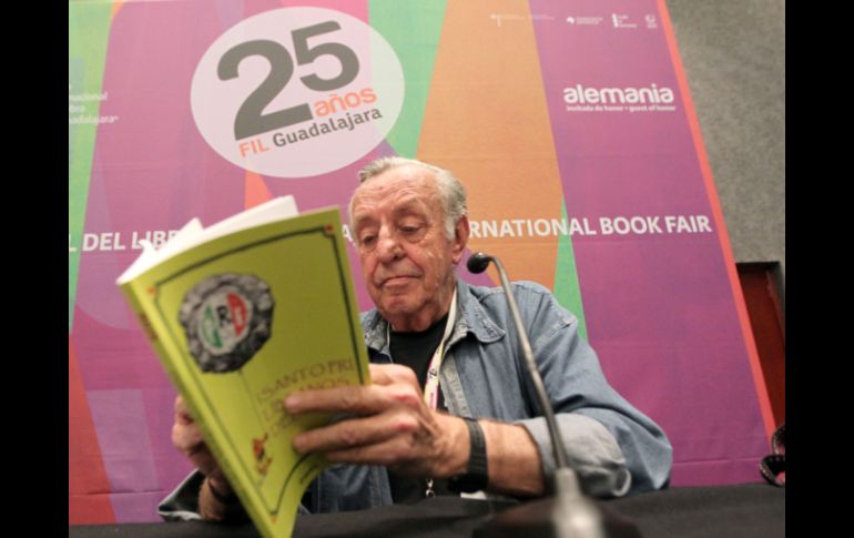 'Rius' durante la presentación de su libro 'Santo PRI líbranos del PAN'.  /