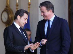 Sarkozy se reunió hoy con el primer ministro del Reino Unido, David Cameron (der), en el Palacio Presidencial del Elíseo. EFE  /