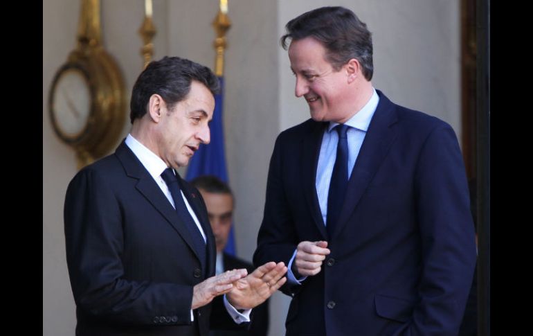 Sarkozy se reunió hoy con el primer ministro del Reino Unido, David Cameron (der), en el Palacio Presidencial del Elíseo. EFE  /