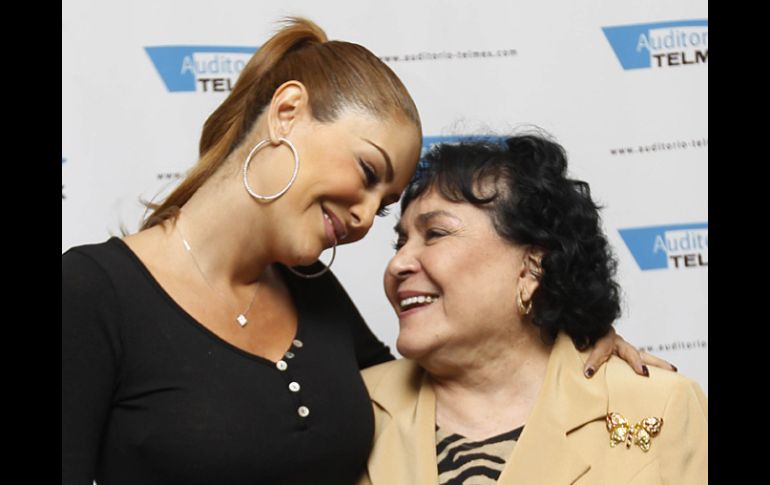 CÓMPLICES EN ESCENA. Ninel Conde y Carmen Salinas llevan el peso del musical que hoy se presenta en el Auditorio Telmex.  /