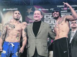 El promotor Bob Arum se mantuvo entre Miguel Cotto (izq.) y Antonio Margarito (der.) en la ceremonia de pesaje. REUTERS  /