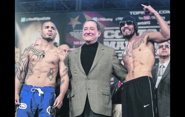 El promotor Bob Arum se mantuvo entre Miguel Cotto (izq.) y Antonio Margarito (der.) en la ceremonia de pesaje. REUTERS  /