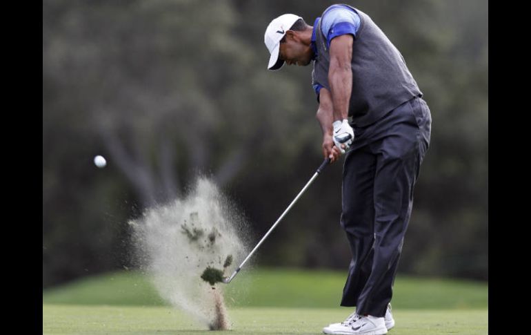 Woods aventaja en tres golpes a Matt Kuchary KJ Choi. AP  /