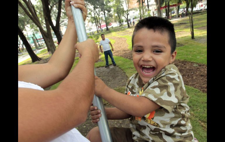 El parque cuenta área con arena, otra con juegos diversos y una terraza para activación física.  /