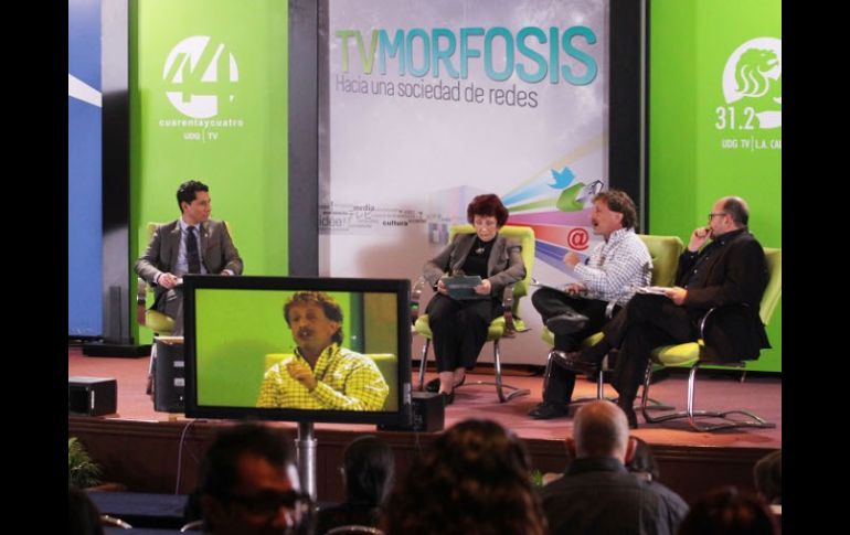 En la foto (de izq. a der.) el moderador Ricardo Salazar, panelistas: Delia Crovi, Alejandro Spiegel y Alberto García Ferrer.  /