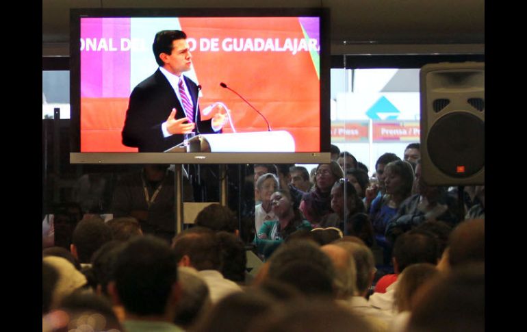 Debido al lleno total que presentó el auditiorio Juan Rulfo, una multitud de asistentes tuvo que ver la charla desde pantallas.  /