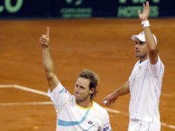 David Nalbandian y Eduardo Schwank celebran la victoria ante la dupla española. EFE  /