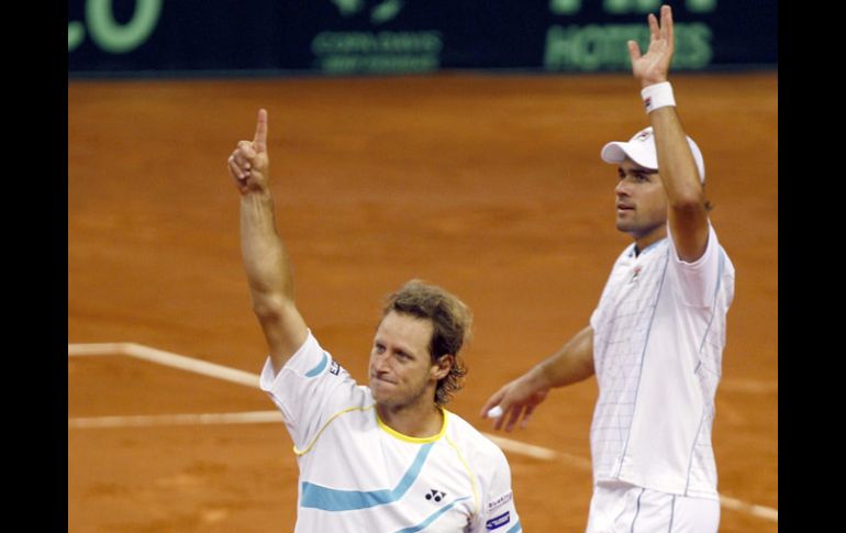 David Nalbandian y Eduardo Schwank celebran la victoria ante la dupla española. EFE  /