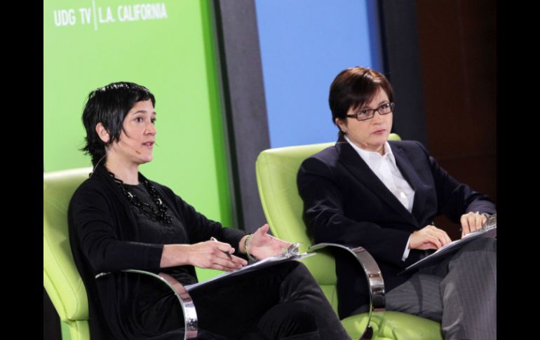 Luz María Sánchez y María Elena Meneses durante el foro TVMorfosis en el marco de actividades de la FIL.  /