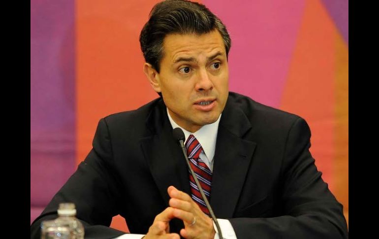 Enrique Peña Nieto, candidato del PRI para contender por la presidencia de México, durante una conferencai en la FIL.  /