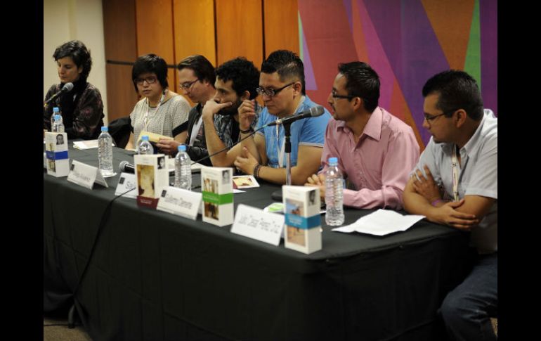 Los escritores participantes del concurso durante una rueda de prensa.  /