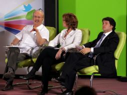 En la charla, Javier Darío Restrepo, Sallie Hughes y Javier Redondo.  /