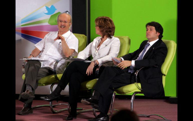 En la charla, Javier Darío Restrepo, Sallie Hughes y Javier Redondo.  /