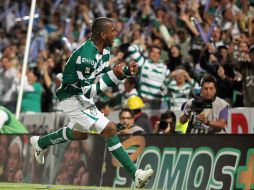 Christian Suárez festeja uno de sus dos goles con la afición de Santos Laguna. MEXSPORT  /