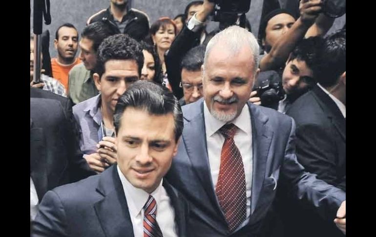 Enrique Peña Nieto arriba a la Feria Internacional del Libro de Guadalajara bajo un fuerte dispositivo de seguridad.  /