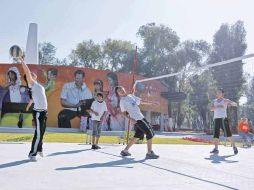 Jóvenes disfrutan las nuevas áreas con las que cuenta el remodelado Parque Ávila Camacho.  /