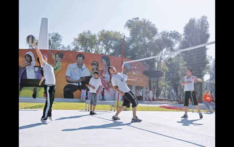 Jóvenes disfrutan las nuevas áreas con las que cuenta el remodelado Parque Ávila Camacho.  /