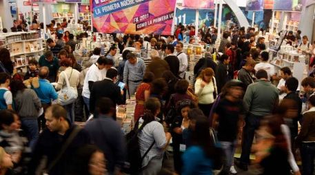 Evitar el pillaje de libros es una labor difícil ante la nutrida asistencia. NOTIMEX  /