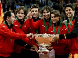 El equipo español levanta la ensaladera tras ganar a Argentina 3-1. EFE  /