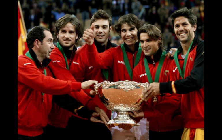 El equipo español levanta la ensaladera tras ganar a Argentina 3-1. EFE  /