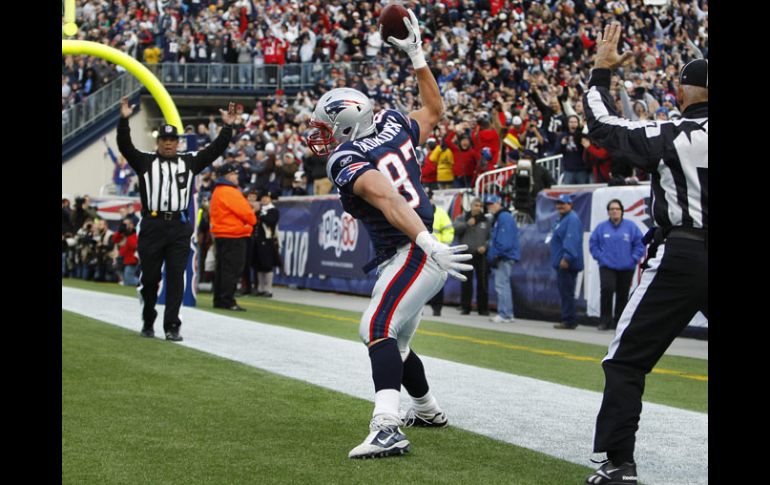 Rob Gronkowski se despacho con tres anotaciones ante Indianápolis. AP  /