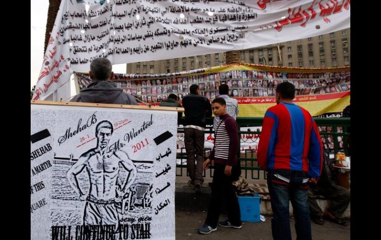 Participantes en las protestas continúan acampados contra el poder militar en la Plaza Tahrir. EFE  /