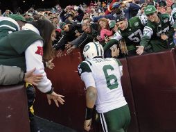 Mark Sánchez (6) recibe las felicitaciones de lso aficoonados al salir del partido ante Washington. AP  /