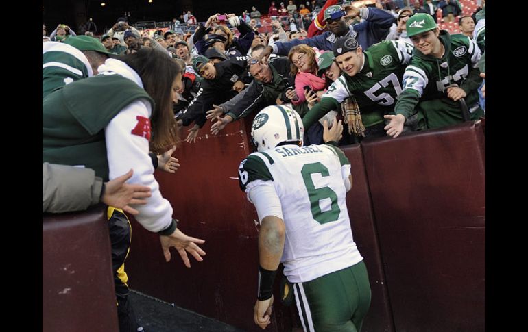 Mark Sánchez (6) recibe las felicitaciones de lso aficoonados al salir del partido ante Washington. AP  /