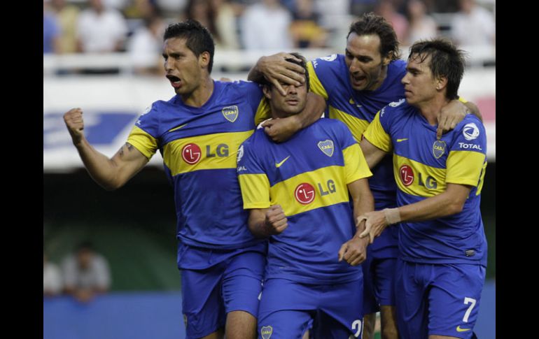 Los jugadores de Boca Juniors celebran uno de los goles que les dio el título en el futbo argentino. AP  /