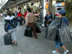 Se recomienda no caer en prácticas consumistas y destinar este recurso para liquidar deudas o para el ahorro. ARCHIVO  /