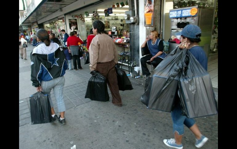 Se recomienda no caer en prácticas consumistas y destinar este recurso para liquidar deudas o para el ahorro. ARCHIVO  /