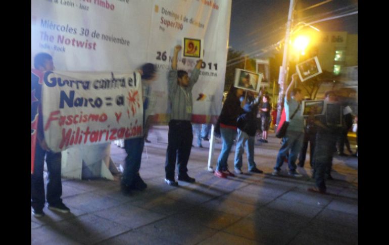 Afuera de la feria también se instaló un grupo de jóvenes protestantes.  /