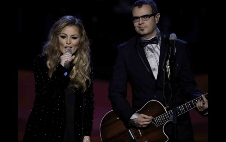 Aleks Syntek y Amaia Montero interpretaron el tema ''Tu mirada''. EL UNIVERSAL  /