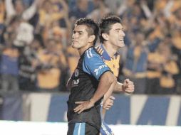 López Mondragón, del Querétaro, comete el autogol para los Tigres; Héctor Mancilla corre a celebrar con sus compañeros. MEXSPORT  /
