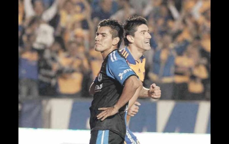 López Mondragón, del Querétaro, comete el autogol para los Tigres; Héctor Mancilla corre a celebrar con sus compañeros. MEXSPORT  /