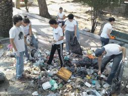 Brigadistas depositan los desechos en bolsas y costales; también los clasifican en vidrios, plásticos y basura en general. ESPECIAL  /